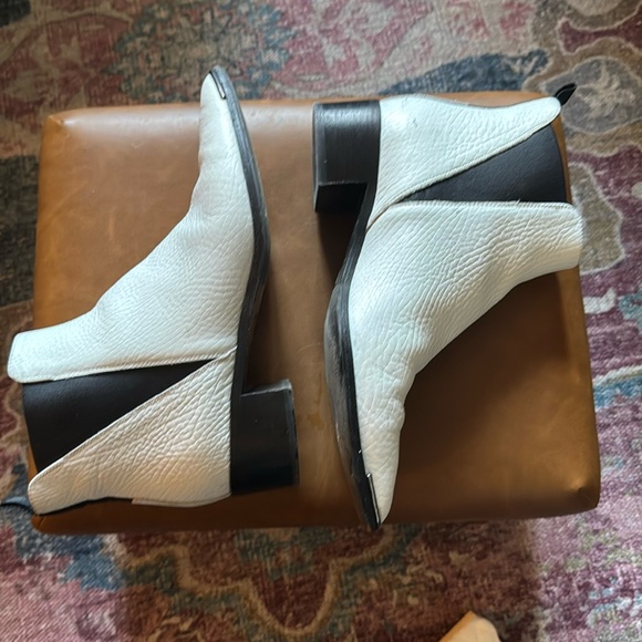 Acne Studios Leather Ankle Chelsea Boots
Pointed-Toes White - Picture 2 of 4